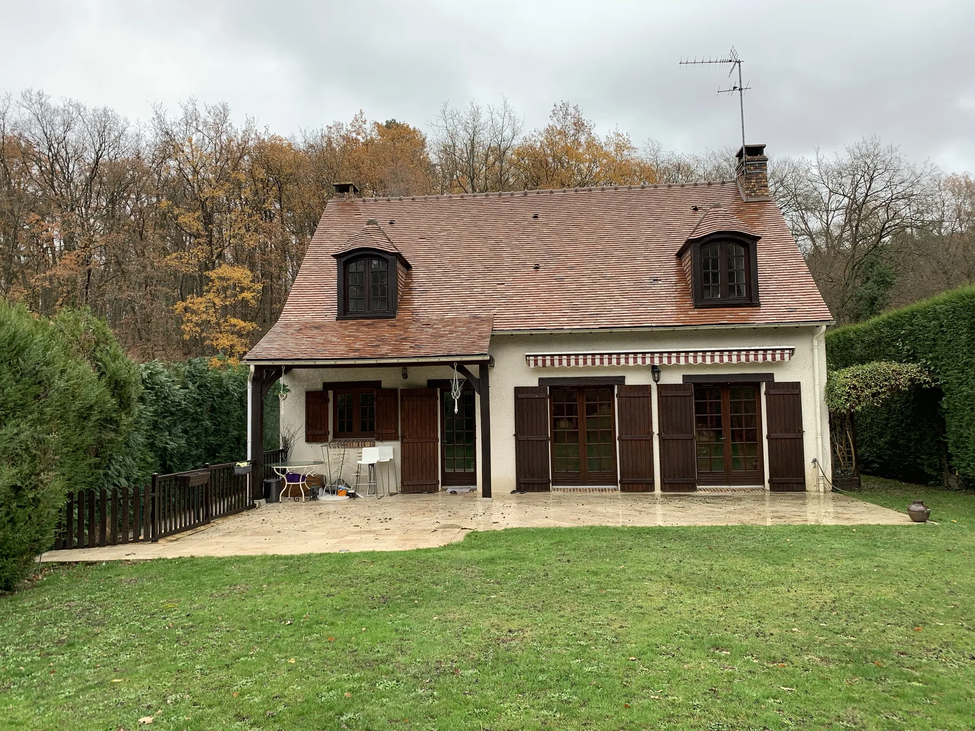 Démoussage de la toiture d’un pavillon par BR Couverture à Choisy-le-Roi