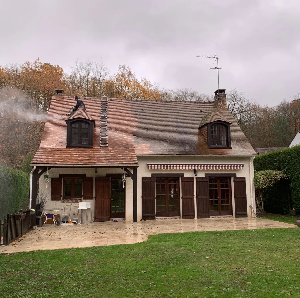 Nettoyage de la toiture d'un pavillon par BR Couverture à L'Haÿ-les-Roses