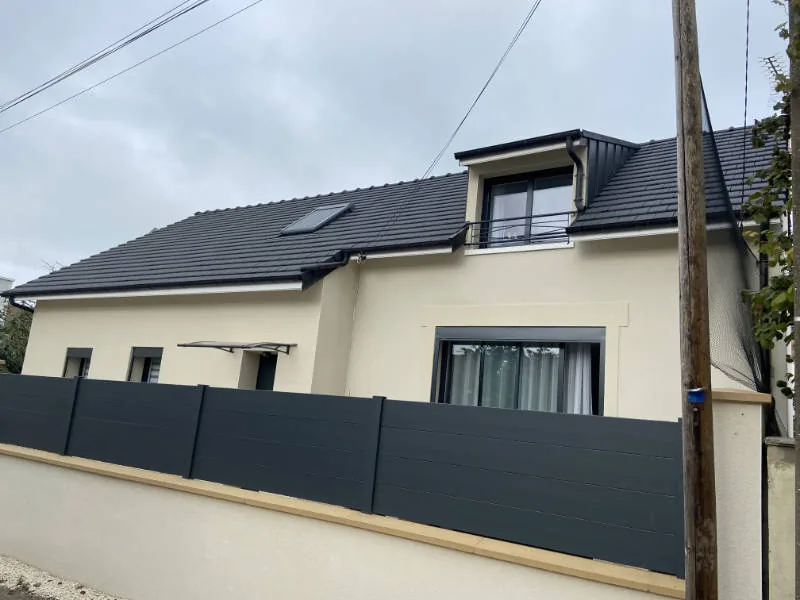 Pavillon dont la toiture et la façade ont été remises en état