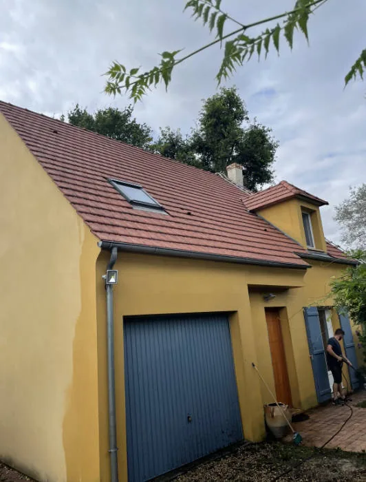 Nettoyage d’une façade au jet par BR Couverture dans le Val-de-Marne