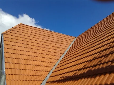 Nettoyage d'une toiture en tuiles par l'artisan BR Couverture dans le Val-de-Marne