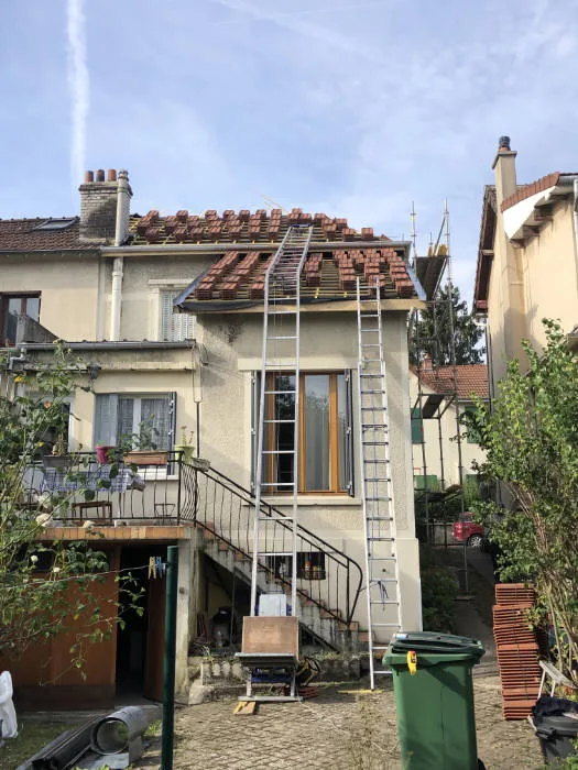 Rénovation de la toiture d'un pavillon en cours par BR Couverture à L'Haÿ-les-Roses