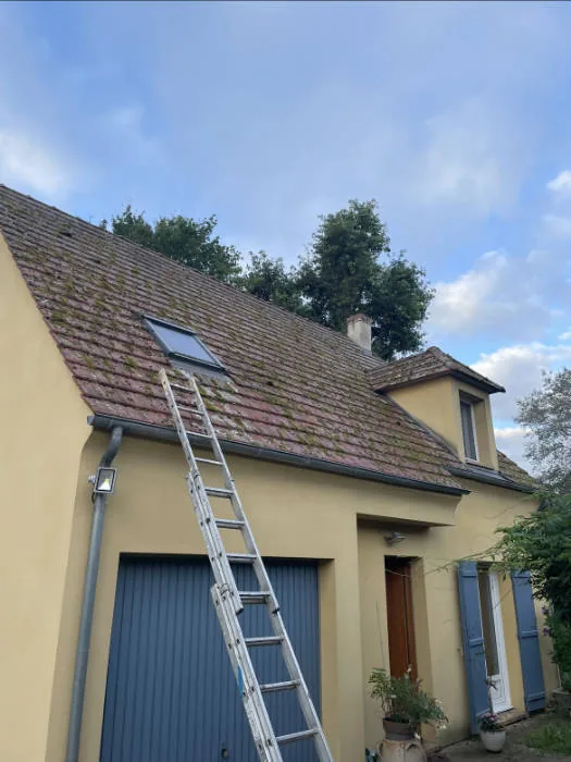 Pavillon dont la toiture est à rénover, avant intervention de BR Couverture