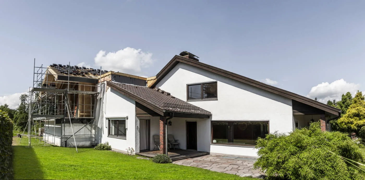 Échafaudage installé autour d’un pavillon pour la réfection de toiture