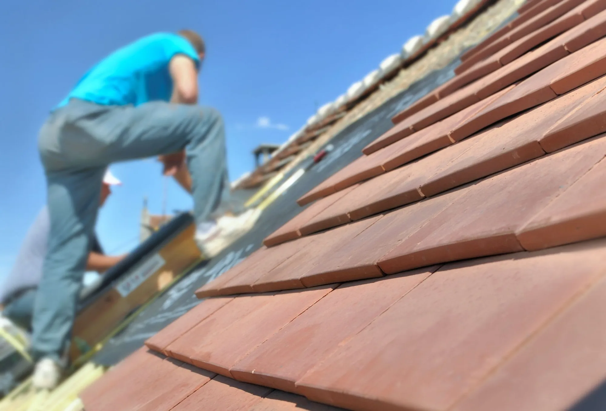 Pose du faîtage lors d’une rénovation de toiture en tuiles