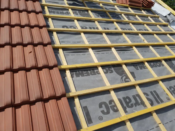Pose de liteaux et de tuiles lors de la rénovation d’une toiture par BR Couverture