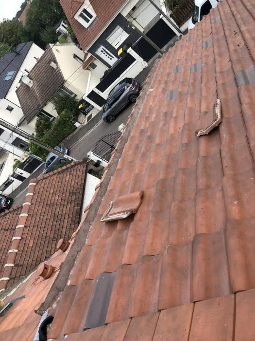Remplacement de tuiles cassées sur une toiture pavillonnaire du 94
